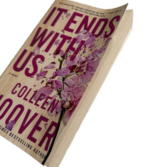 IT ENDS WITH US BY COLLEEN HOOVER ROMANCE AND FICTION PAPERBACK NOVEL - Picture 4 of 4
